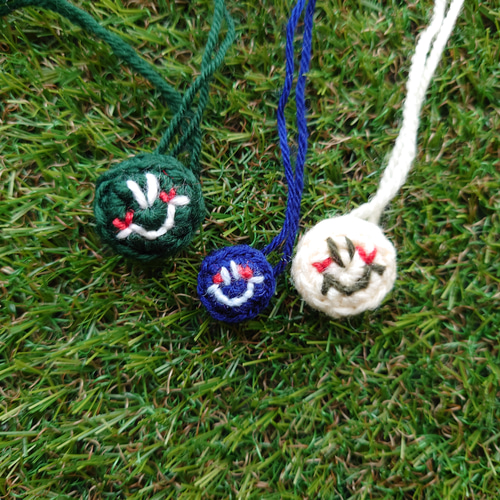 サンタさんの楽しい毛糸のバッジ（ブローチ、ボールチェーン、ヘアゴム