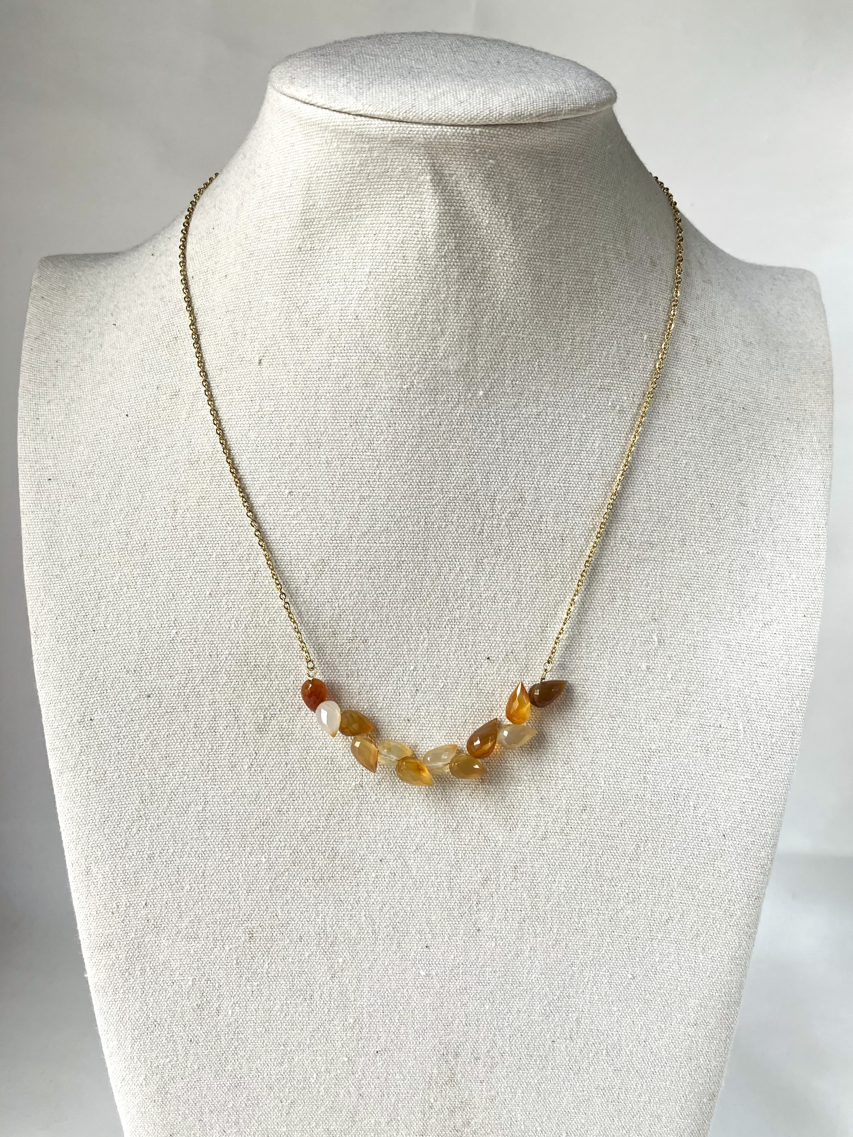 カーネリアンの蕾ネックレス