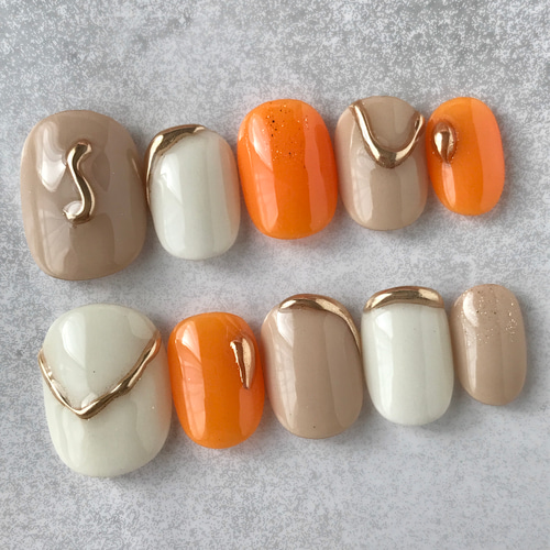 オレンジとベージュのシンプルニュアンスネイル ミラーネイル ゴールド  