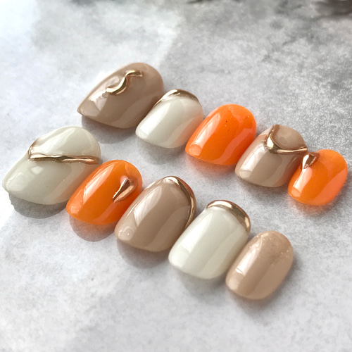 オレンジとベージュのシンプルニュアンスネイル ミラーネイル ゴールド