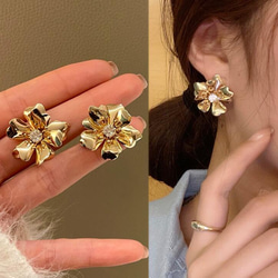 ゴールドフラワーピアス☆   クリスマス　ウェディング　結婚式　プレゼント　冬ピアス　パールピアス　ゴールドアクセサリー 1枚目の画像