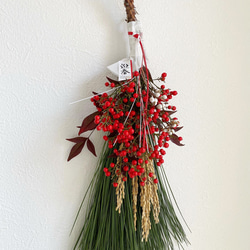 立派な大王松と南天を渋く束ねた　注連縄　しめ縄　しめ飾り　お正月飾り Creema限定】フレッシュの大王松で作った南天 お正月飾りスワッグ