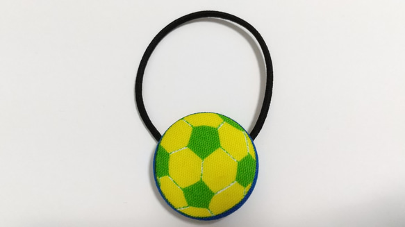サッカーボール２ くるみボタン ヘアゴム 2枚目の画像