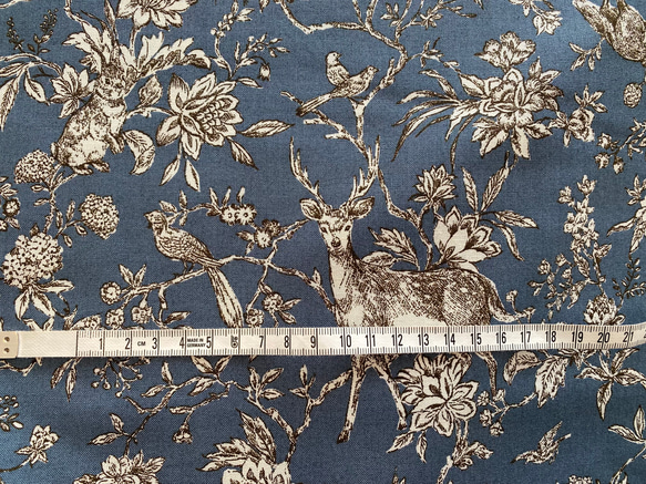 人気生地！『トワルドジュイ　Toile de Jouy　フォレスト　ダークブルー』～巾110cm×50㎝単位でカット～ 3枚目の画像