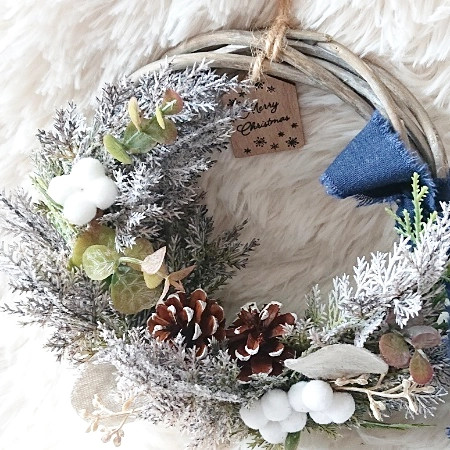 小さな森の中のブルーグレイリース