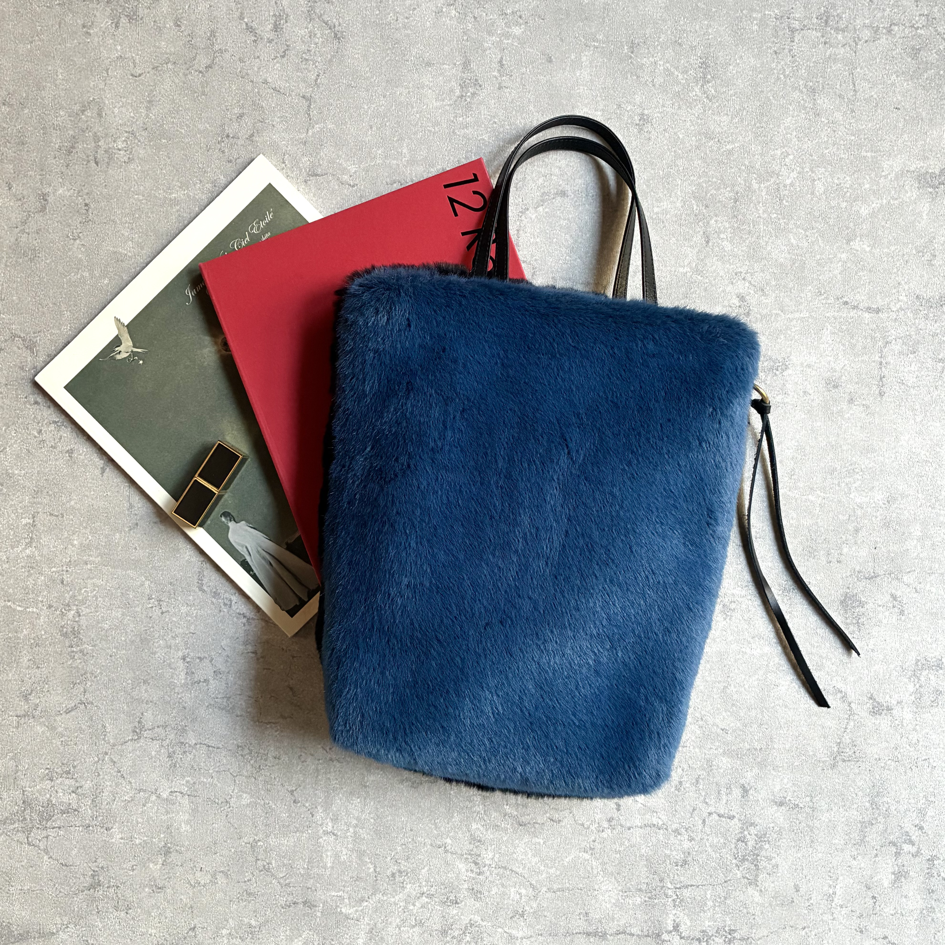 ＜フワフワエコファーのバイカラートート・本革　ネイビーブルー＞