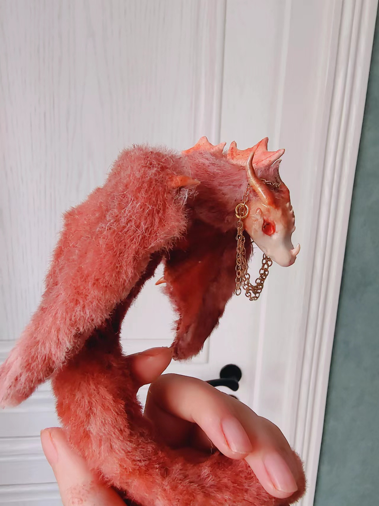 赤いマフラーの仔熊 テディベア くま 海外作家様 ハンドメイド 部屋飾り 赤いマフラーの仔熊 テディベア くま 海外作家様 ハンドメイド