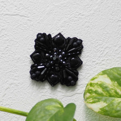 質感で魅せる黒｜大人のビーズ刺繍ブローチ（マグネットブローチに変更可） 2枚目の画像