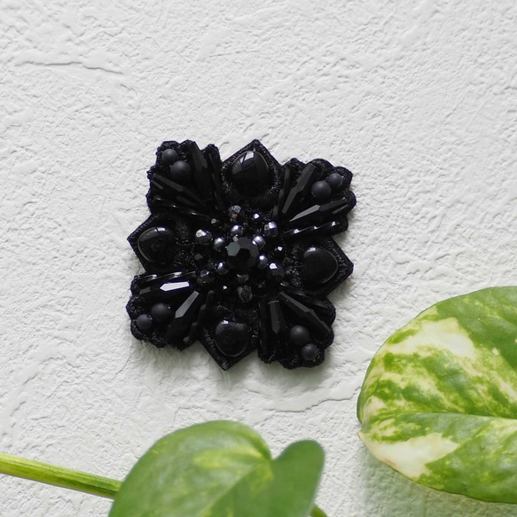 質感で魅せる黒｜大人のビーズ刺繍ブローチ（マグネットブローチに変更可） 2枚目の画像