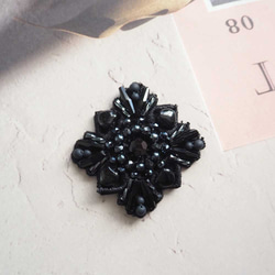 コレットマルーフ　花形ビーズブローチ 黒とピンク コレットマルーフ花形ビーズブローチ 黒とピンク