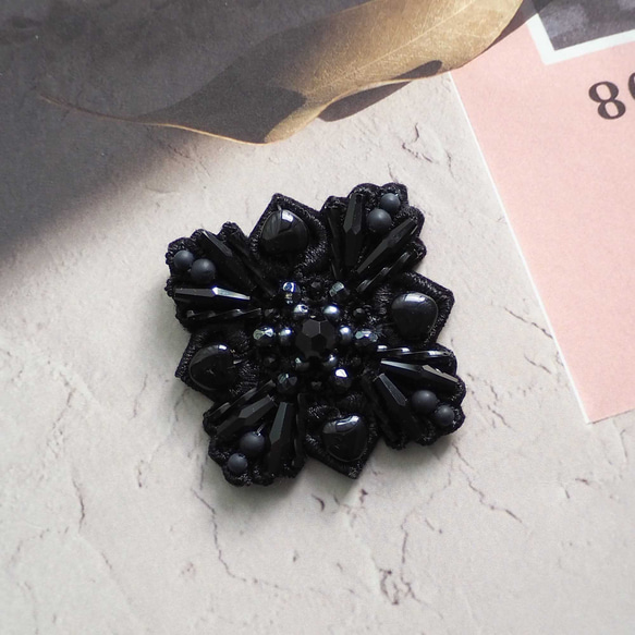 質感で魅せる黒｜大人のビーズ刺繍ブローチ（マグネットブローチに変更可） 1枚目の画像