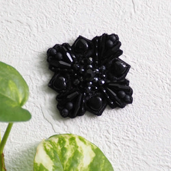 質感で魅せる黒｜大人のビーズ刺繍ブローチ（マグネットブローチに変更可） 3枚目の画像