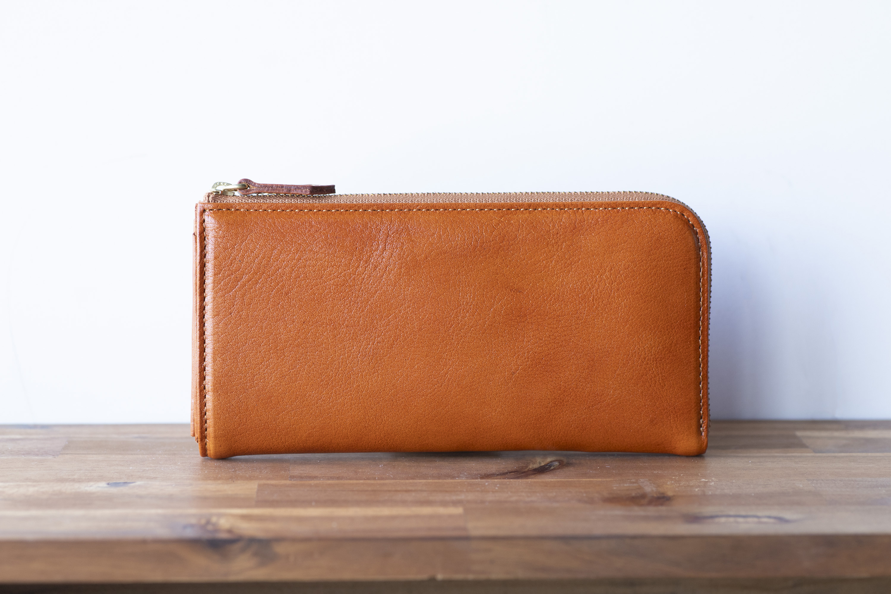 春財布　L字ファスナー長財布　薄い　アニリンレザー　ヌメシュリンクレザー　牛革　キャメル　タンニン鞣し　aw-05tw