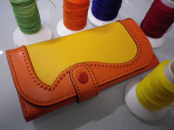 【送料無料】ツートンカラー　オレンジとイエローの総手縫い本革長財布　ＴＩＯーＮ０４１ 1枚目の画像