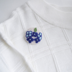 草花を描いた羊毛刺繍のブローチ(紫陽花・ブルー） 3枚目の画像