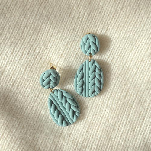 ケーブルニット風ポリマークレイの揺れるピアス ピアス（その他