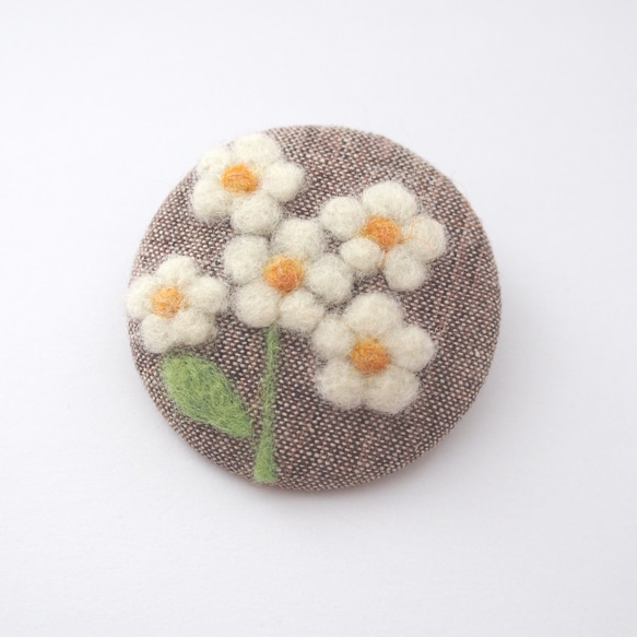 草花を描いた羊毛刺繍のブローチ（コデマリ） 2枚目の画像