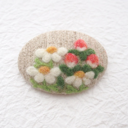 草花を描いた羊毛フェルト刺繍のブローチ（カモミール・ヒペリカム） 2枚目の画像