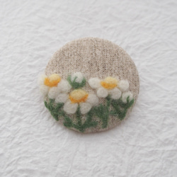 草花を描いた羊毛フェルト刺繍のブローチ（カモミール・ベージュ） 2枚目の画像