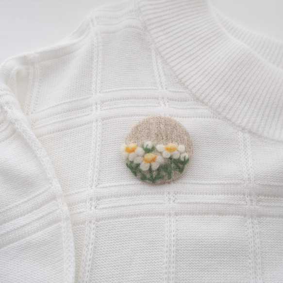 草花を描いた羊毛フェルト刺繍のブローチ（カモミール・ベージュ） 3枚目の画像