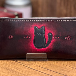 【茶】シックな黒猫の革製長財布【赤】 1枚目の画像