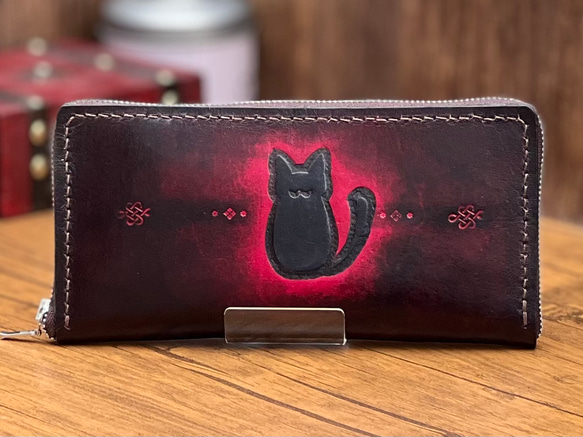 【茶】シックな黒猫の革製長財布【赤】 1枚目の画像