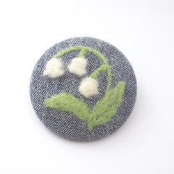 草花を描いた羊毛フェルト刺繍のブローチ（スズラン） 2枚目の画像