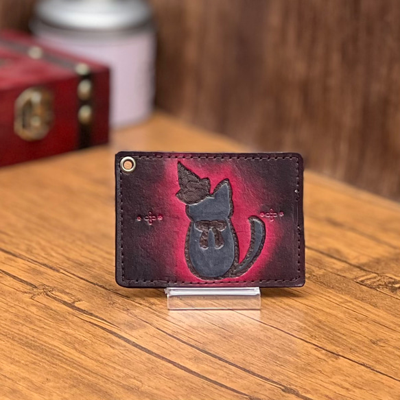 【茶】魔女っ子猫ちゃんのパスケース【赤】 1枚目の画像