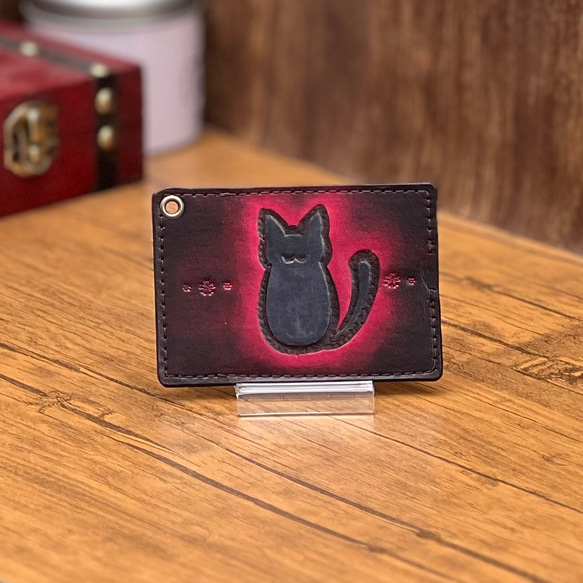 【茶】シックな黒猫のパスケース【赤】 1枚目の画像