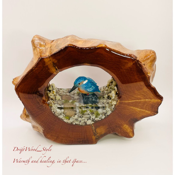 一つ限りの流木アート カワセミ ジオラマ 流木 フィギュア 置物 鳥 インテリア レジン テラリウム 水辺 N4 2枚目の画像