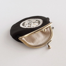 刺繍モチーフのぽってりかわいい小さいがま口ポーチ（ミニ財布）ブラック・ブラウン 6枚目の画像