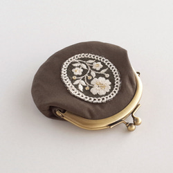 刺繍モチーフのぽってりかわいい小さいがま口ポーチ（ミニ財布）ブラック・ブラウン 5枚目の画像