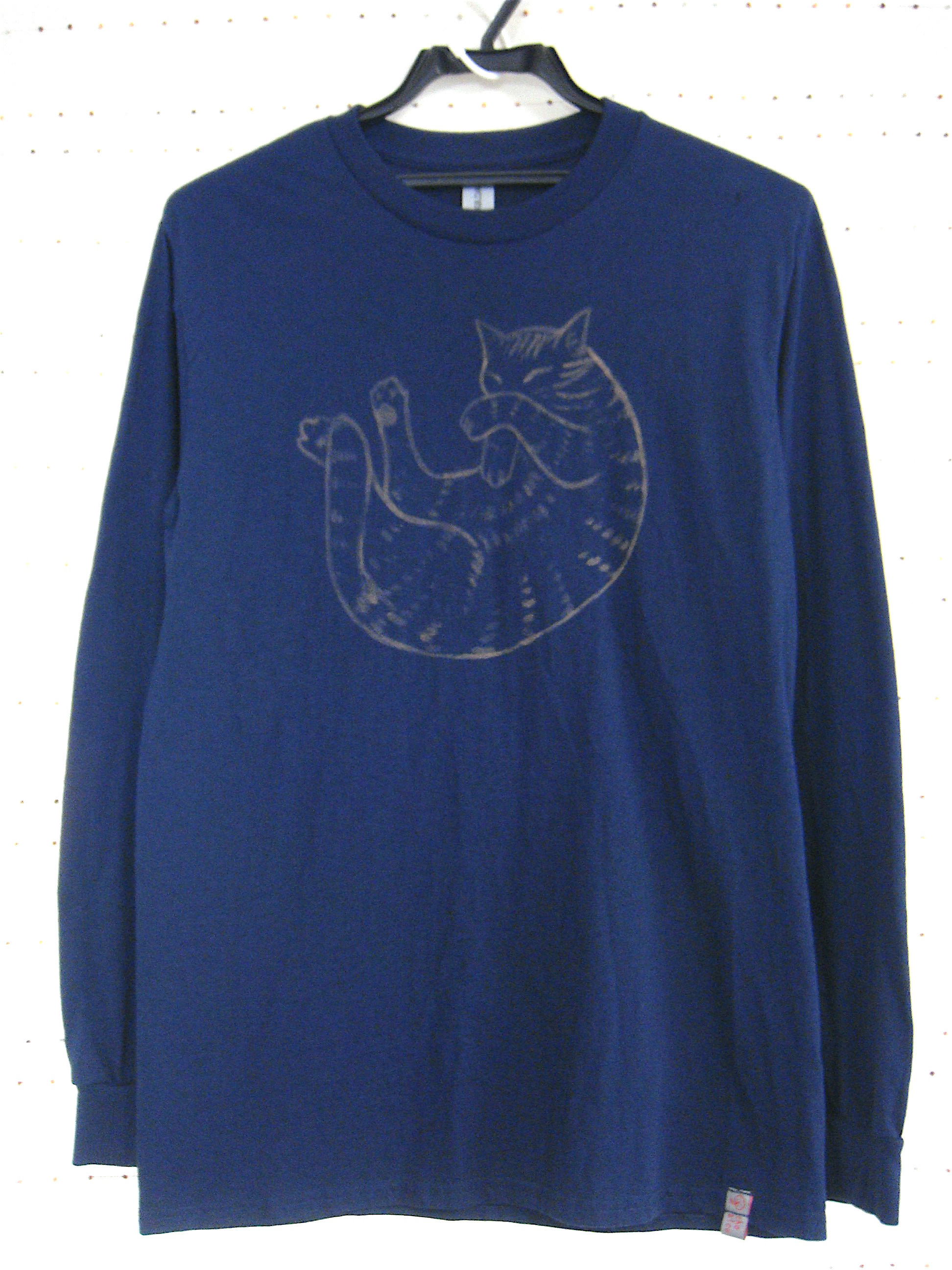 両面絵柄・長袖Tシャツ・寝る猫二匹ネコねこ・メンズS（女子M対応サイズ）濃紺・手描き一点モノ＊chobico＊