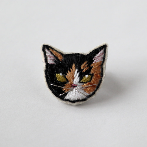三毛① 猫刺繍ブローチ ブローチ Homietoby 通販｜Creema(クリーマ 