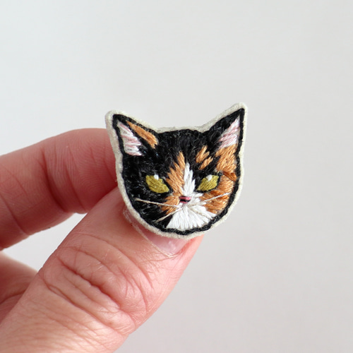 三毛① 猫刺繍ブローチ ブローチ Homietoby 通販｜Creema(クリーマ 