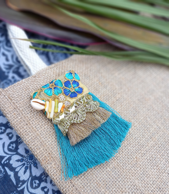 ハワイアン風ブローチ(ターコイズブルー色・フラガール風・バッグチャーム・珊瑚・貝殻・トロピカル・インド刺繍リボン) 2枚目の画像