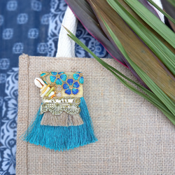 ハワイアン風ブローチ(ターコイズブルー色・フラガール風・バッグチャーム・珊瑚・貝殻・トロピカル・インド刺繍リボン) 1枚目の画像