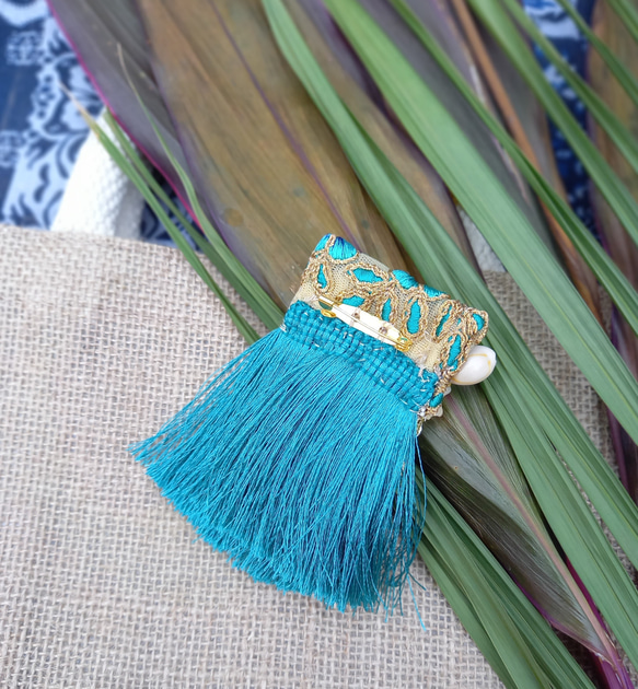 ハワイアン風ブローチ(ターコイズブルー色・フラガール風・バッグチャーム・珊瑚・貝殻・トロピカル・インド刺繍リボン) 5枚目の画像