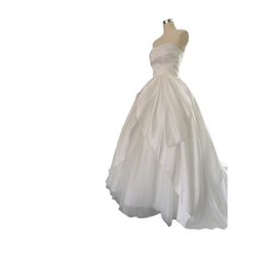ウェディングドレス  ベアトップ  オフホワイト 光沢サテン 花嫁  ラッフルフリル 1枚目の画像