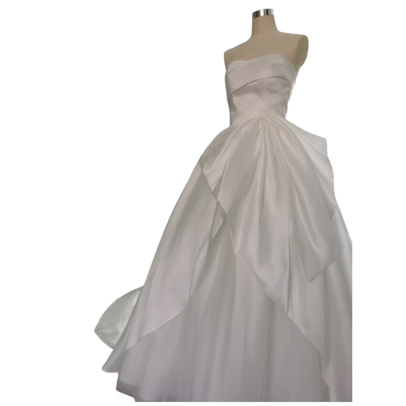 ウェディングドレス  ベアトップ  オフホワイト 光沢サテン 花嫁  ラッフルフリル 2枚目の画像