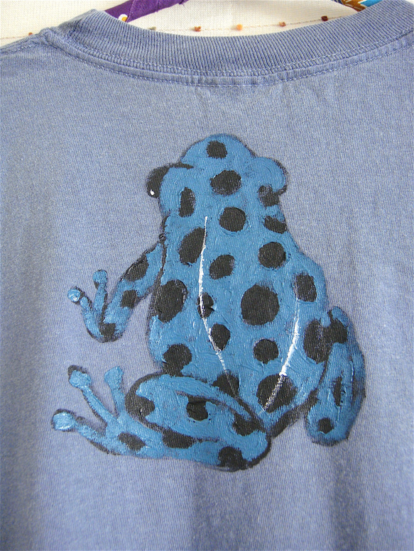 両面絵柄・長袖(COMFORT COLORS 後染め)Tシャツ・青ヤドクガエルかえる蛙・メンズS（女子M対応サイズ） 6枚目の画像