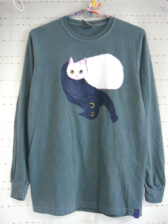 両面絵柄・黒猫 白ネコ 仮面ねこ・長袖(COMFORT COLORS 後染め)Tシャツ・メンズS(女子M対応サイズ）緑 1枚目の画像