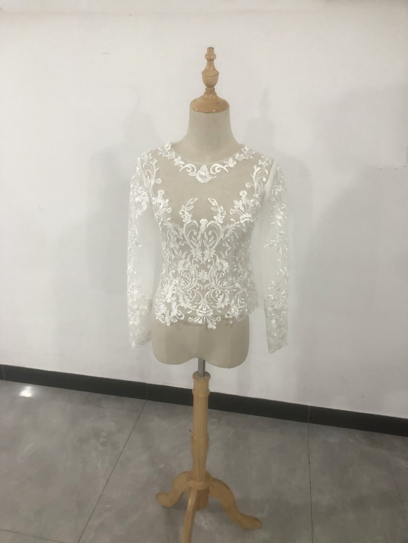 大人気上昇ウエディングドレス 可憐な花刺繍のトップス ボレロ オフホワイト クルーネック 長袖 1枚目の画像