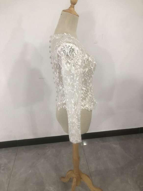 大人気上昇ウエディングドレス 可憐な花刺繍のトップス ボレロ オフホワイト クルーネック 長袖 3枚目の画像