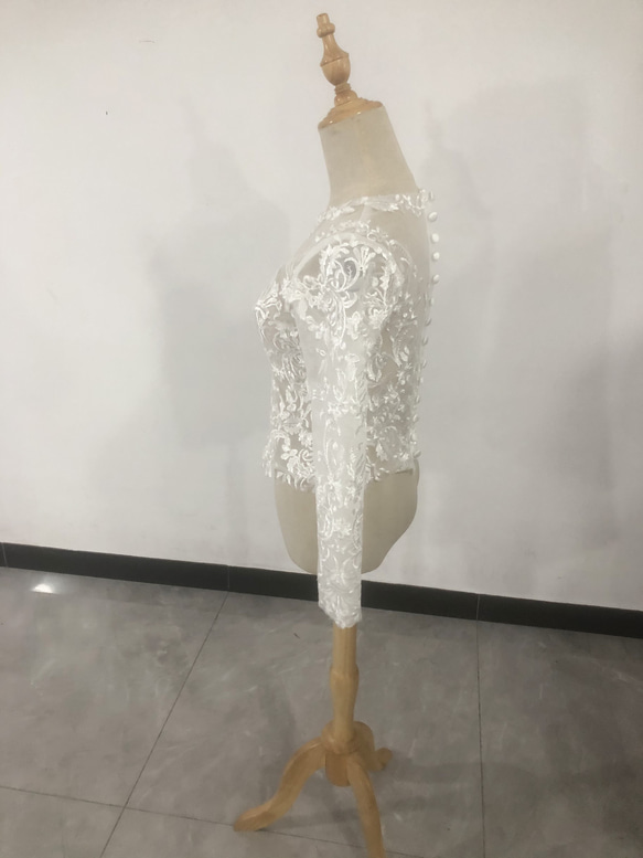大人気上昇ウエディングドレス 可憐な花刺繍のトップス ボレロ オフホワイト クルーネック 長袖 2枚目の画像