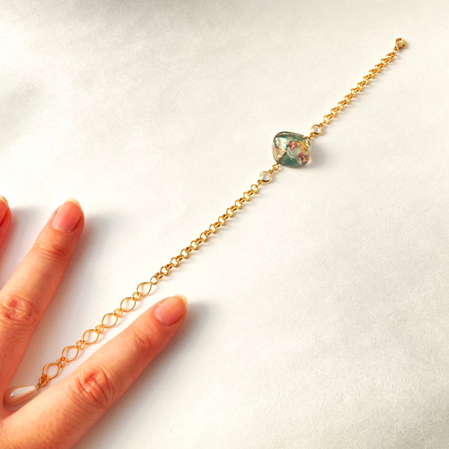 レジンブレスレット　お花　ヌーディ　ベージュアジャスター付き レジンブレスレット お花 ヌーディ ベージュアジャスター付き