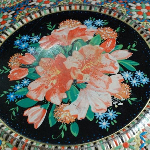 Holland vintage】アンティーク 花 ラウンド エンボス缶 ① 【Holland