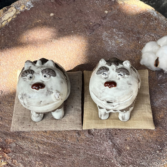 ぷふー、ぶふー狛犬　座布団（極小）付き　Ｏ-187-188　陶製　/Komainu/陶瓷狗雕像 2枚目の画像