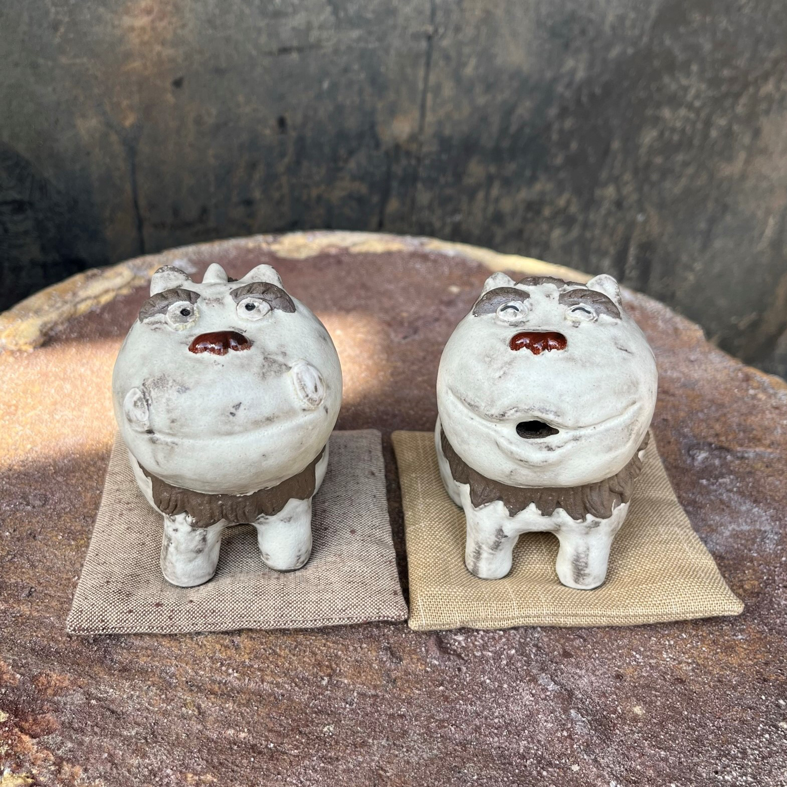 ぷふー、ぶふー狛犬　座布団（極小）別　Ｏ-187-188　陶製　/Komainu/陶瓷狗雕像