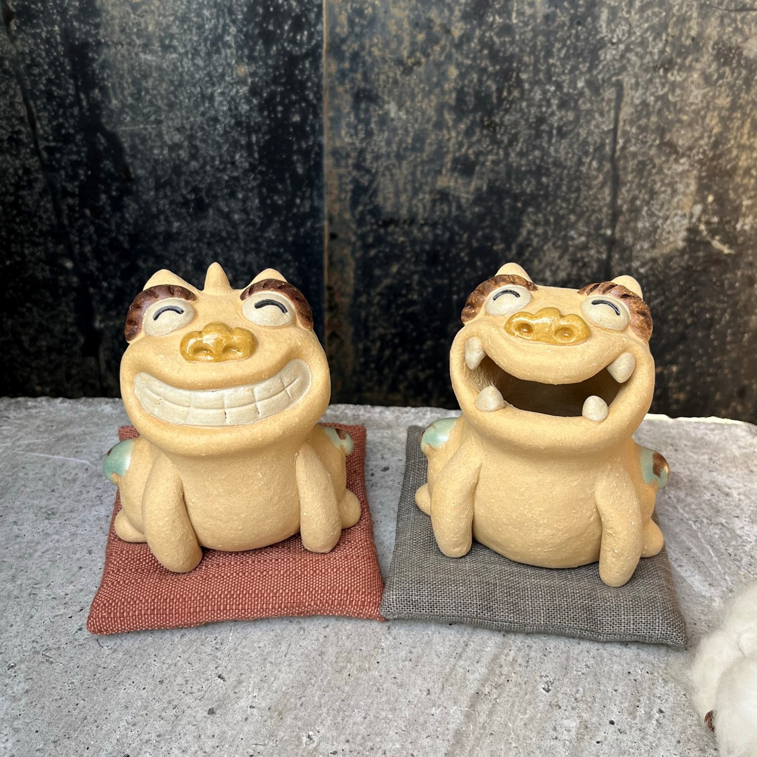 はっはー、いっひっ狛犬　座布団（極小）別　Ｏ-189-190　陶製　/Komainu/陶瓷狗雕像